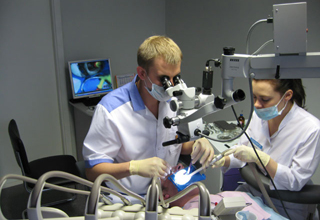 Фото 1. Лечение зубов под микроскопом